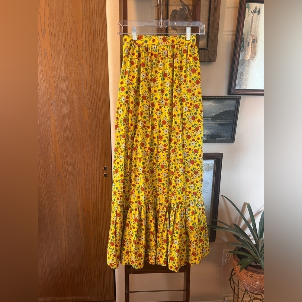Vintage 70s Maxi Skirt Floral
Country Prairie Farm
Cottagecore Yellow Small